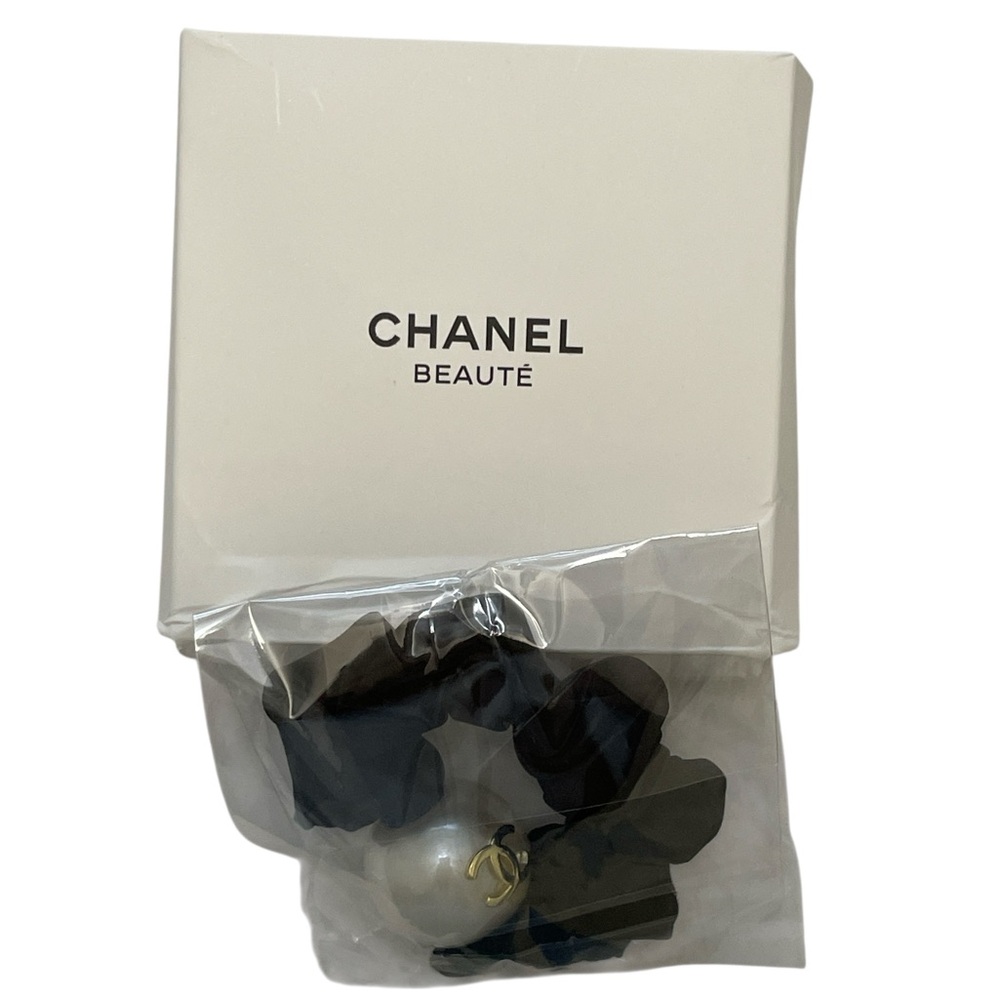 Chanel Beauté Black Scrunchie Faux Pearl Gold CC Accent GWP NIB - Picture 2 of 8